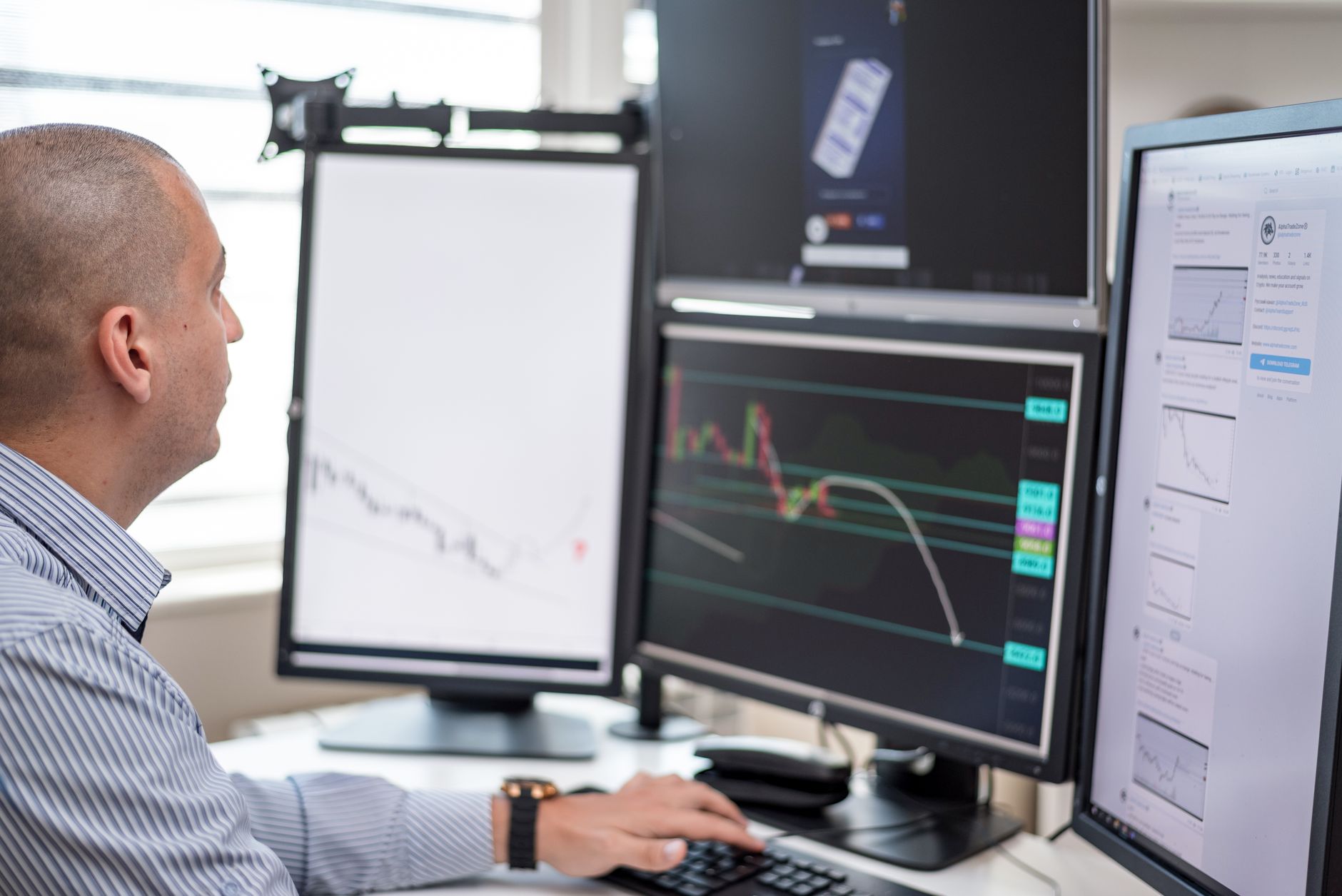Trading floors and shilling exchange rates
